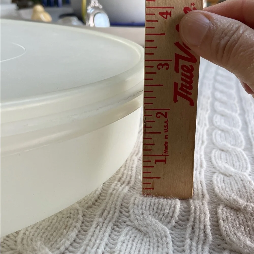 VTG Tupperware cupcake keeper. cylinder storage. Like new.